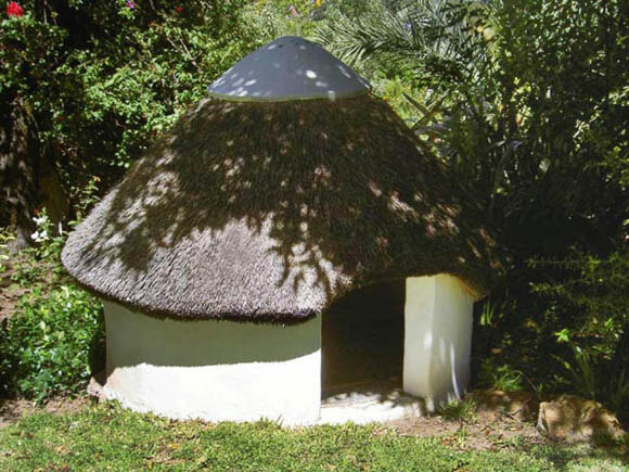 Thatched Cottage - CREATIVE DESIGNER DOG & PUPPY HOUSES, KENNELS